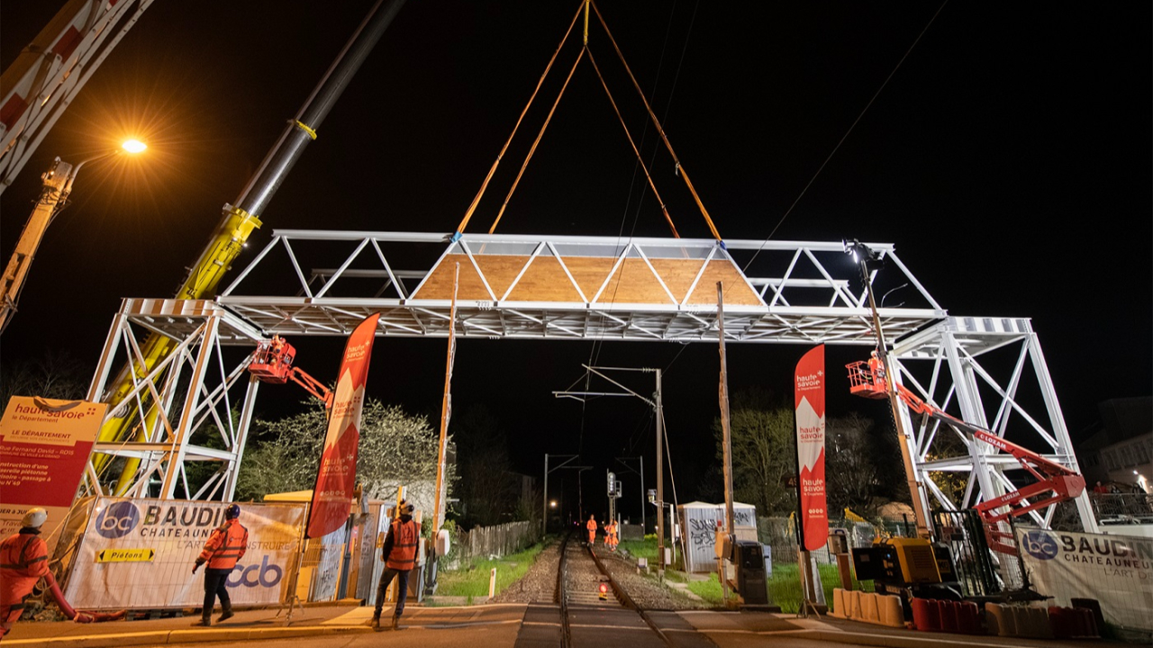 Une passerelle provisoire sur la voie ferrée à Ville la Grand