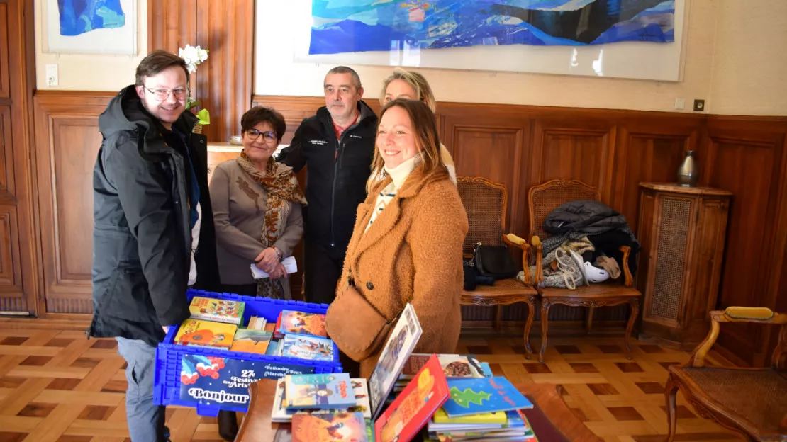 Annemasse : remise des livres de l’opération solidaire « Collecte de livres jeunesse »