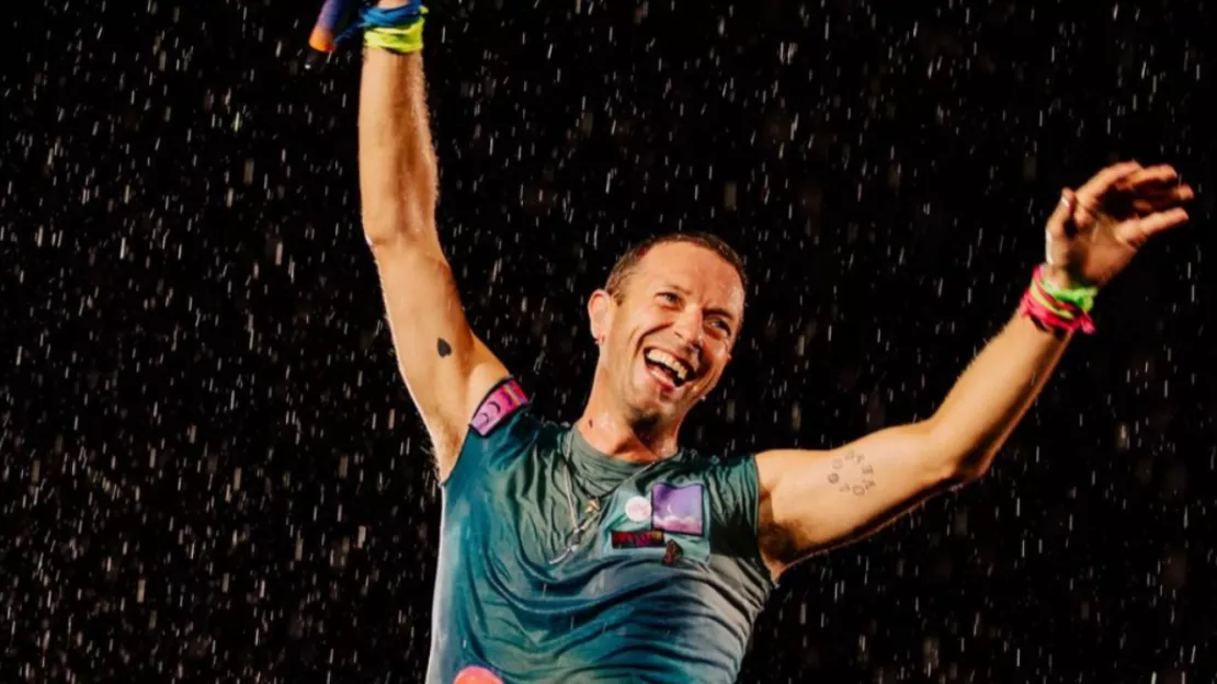 Coldplay : Chris Martin fait une chute spectaculaire en plein concert !