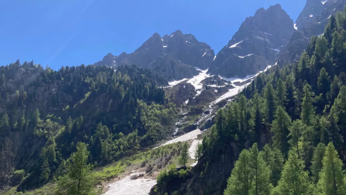 Impressionnant éboulement dans le massif du Mont-Blanc