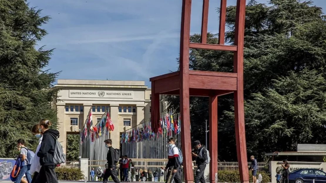 Le Broken chair vandalisé par des militantes Femen à Genève