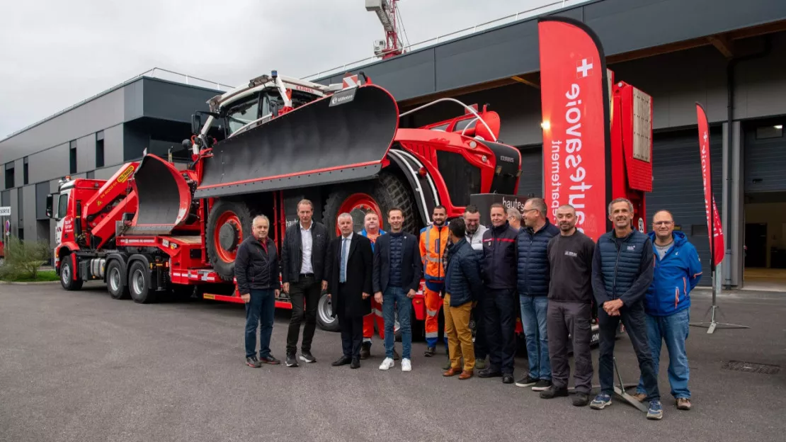 Un camion grue porte-char pour la Haute-Savoie