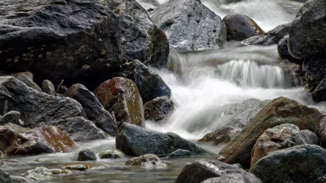 Une étude de traçage par colorant dans l'eau à Sallanches